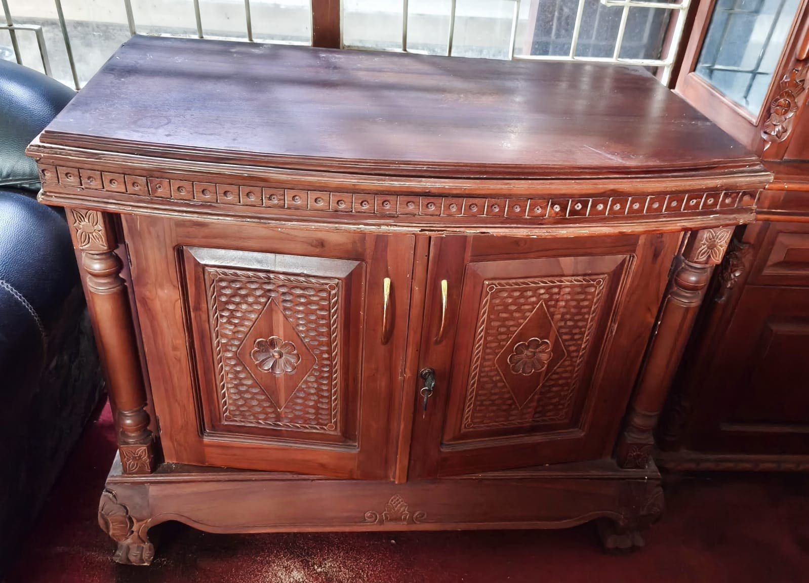 Lemari kayu pendek ukir 2 pintu